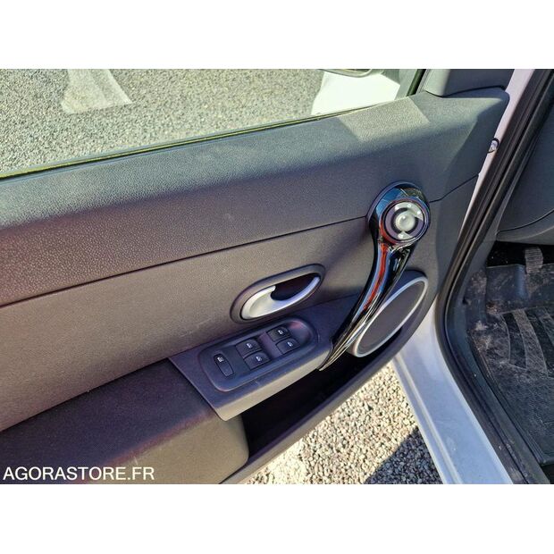 2011 Renault Clio-46378903