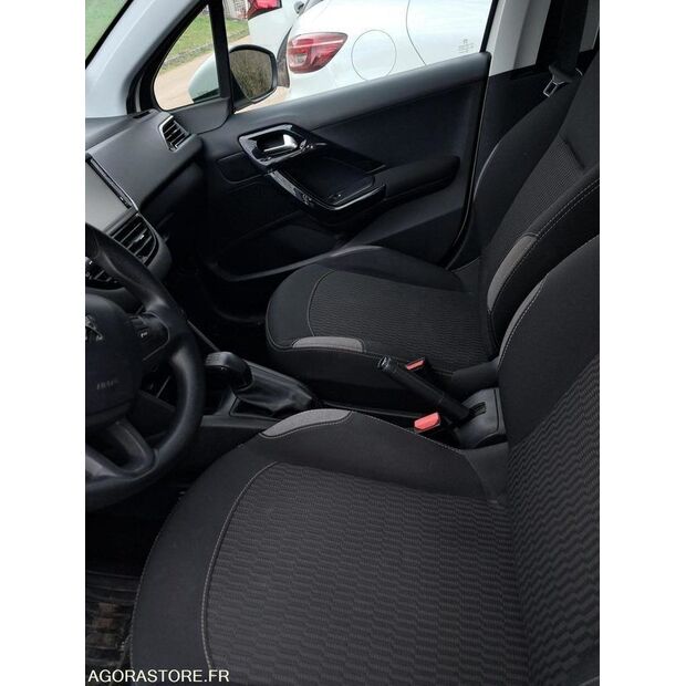 2015 Peugeot 208-46378932