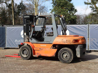 2005-toyota-d70-46409504