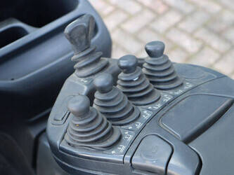 2013-linde-e25-01-1439217-46410035