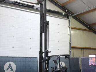 2014-toyota-8fbet15-1439237-46410677