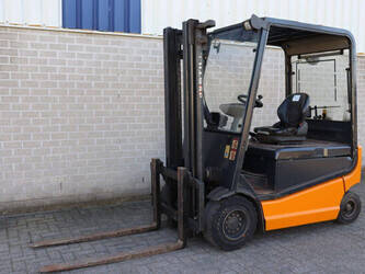 2002-still-r60-1439349-46414178