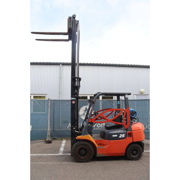 1999 Toyota 42-7FGF25-46414302