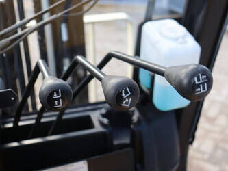 2017-yale-25vx-46416323