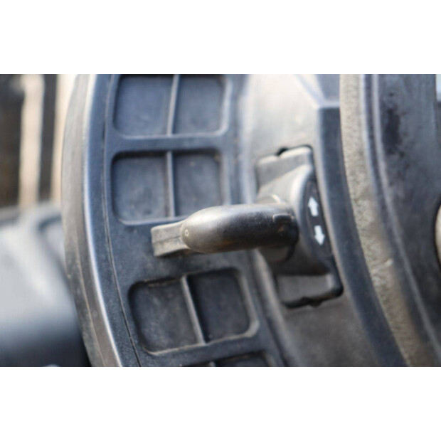 2017 يال 25VX-46416324