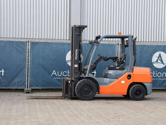 Image for LIFTS 2016 Toyota 02-8FGF30