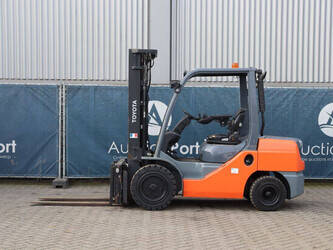 2016-toyota-02-8fgf30-1439471-46417883