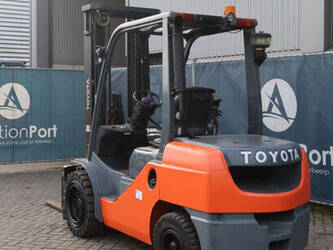 2016-toyota-02-8fgf30-1439471-46417885