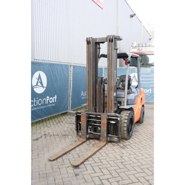 2016 Toyota 02-8FGF30-46417890