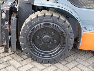 2016-toyota-02-8fgf30-1439471-46417895