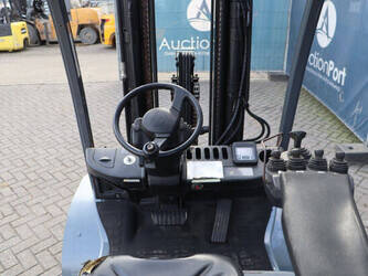 2016-toyota-02-8fgf30-1439471-46417901