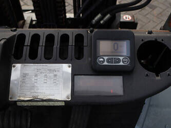 2016-toyota-02-8fgf30-1439471-46417908