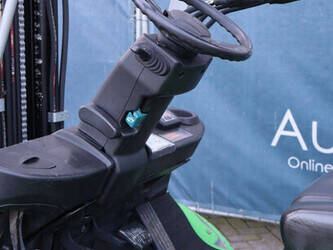 2015-cesab-m330d-1439473-46417977