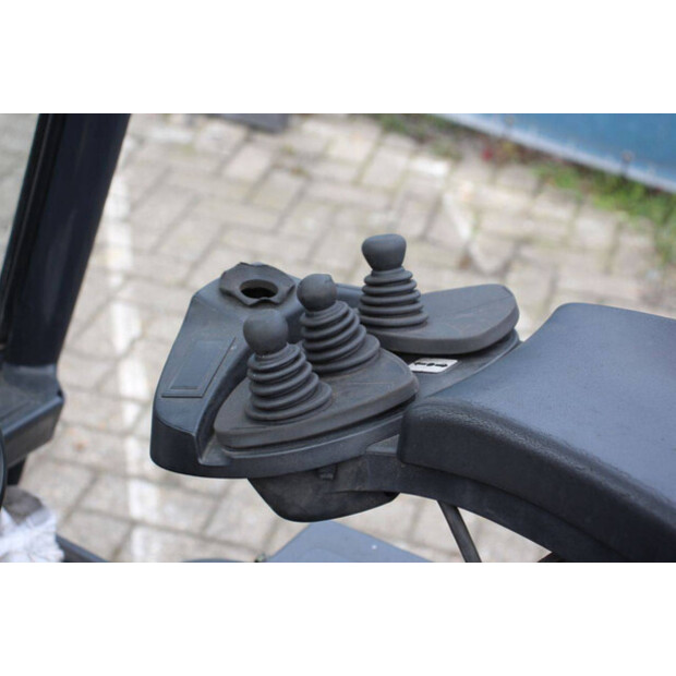 2004 ليندي E18C-02-46418171