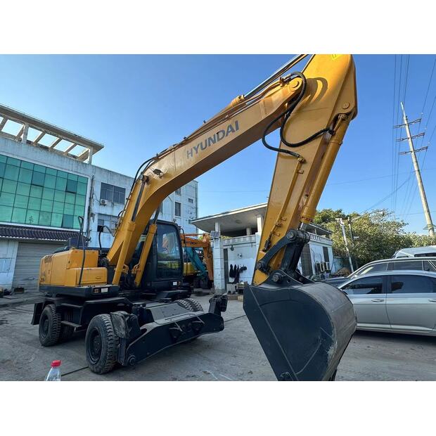 2020 Hyundai 210-46452369