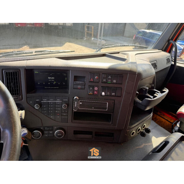 2016 فولفو FM-46457287