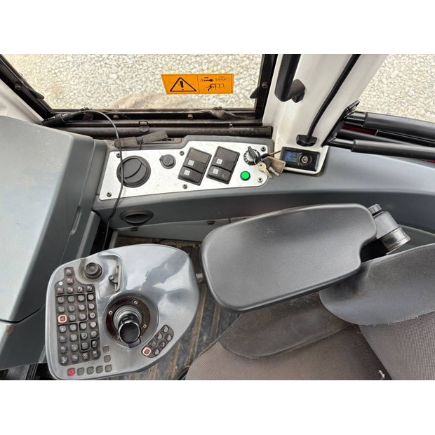 2017 كوماتسو 835-46463400