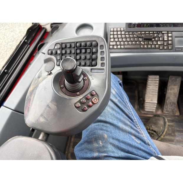 2017 كوماتسو 835-46463402