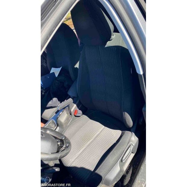 2015 بيجو 308-46472813