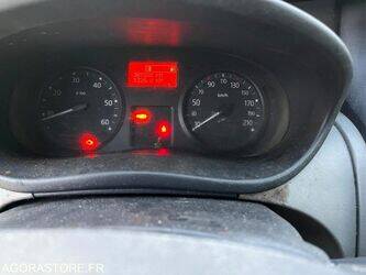 2012-renault-trafic-1440628-46473347