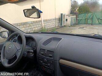 2004-renault-clio-1440639-46473438