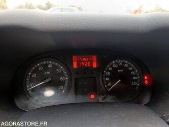 2004-renault-clio-1440639-46473441