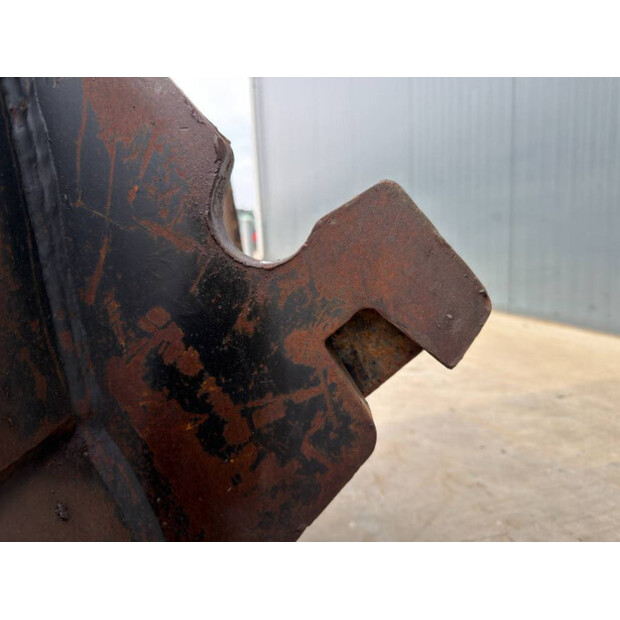 2011 فيراكتيرت CW40-46476177