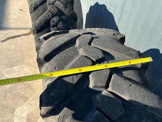 michelin-445-70r19-5-1440916-46476751