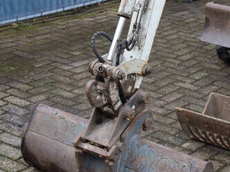 2001-takeuchi-tb016-1441453-46501711