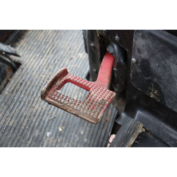 International 844-46504182