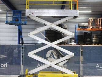 2010-jlg-2030es-1441594-46506415