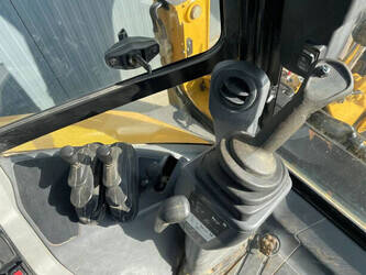 2017-caterpillar-432f2-1441945-46554261