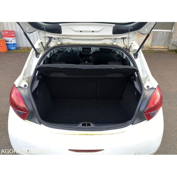 2018 Peugeot 208-46588153