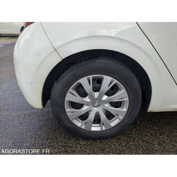 2018 Peugeot 208-46588155