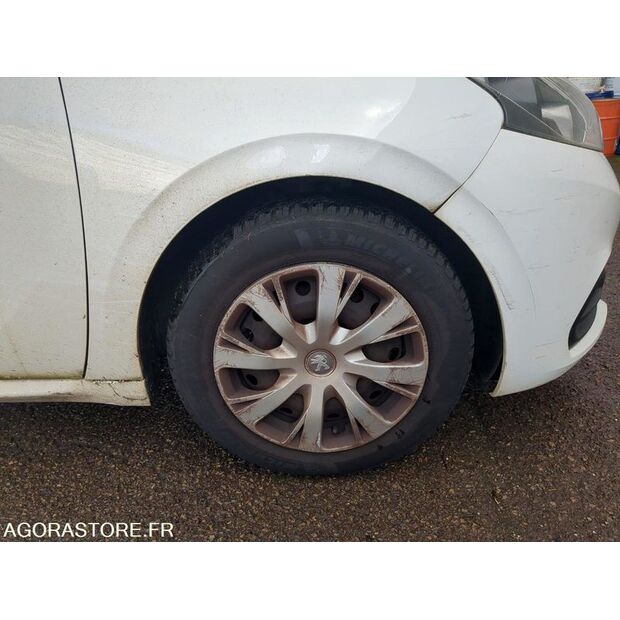 2018 Peugeot 208-46588164