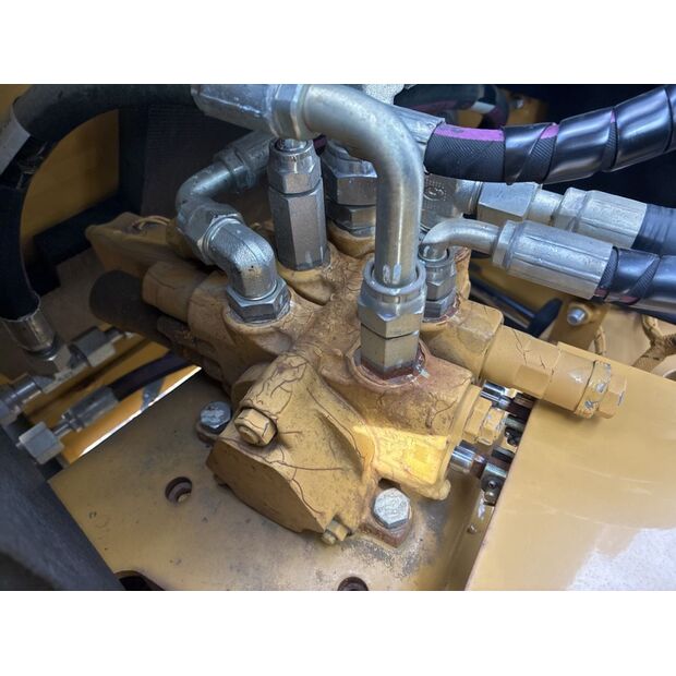 2016 كاتربيلر 901C2-46588926