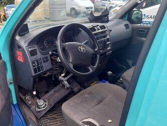 2010-toyota-hi-ace-1442776-46606867