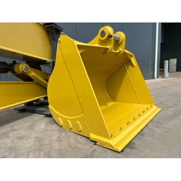 2026 Komatsu PC240-46609172