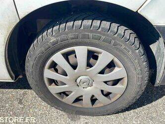 2016-renault-trafic-1443505-46645256