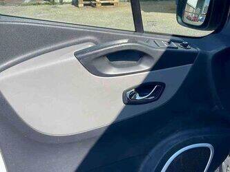 2016-renault-trafic-1443505-46645261