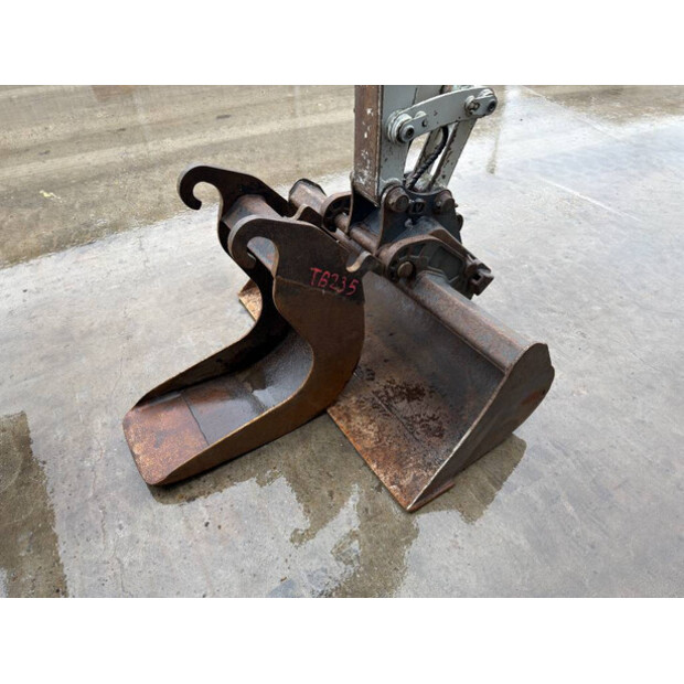 2010 تاكوتشي TB235-46647439