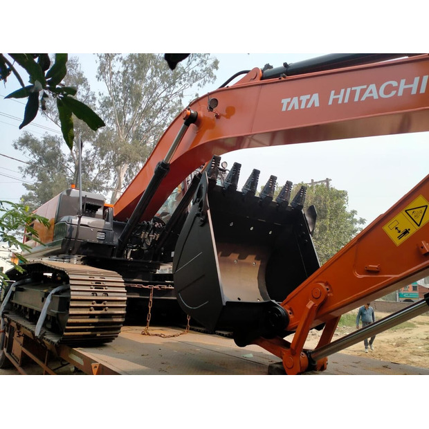 2025 Hitachi ZX220LC-46671805