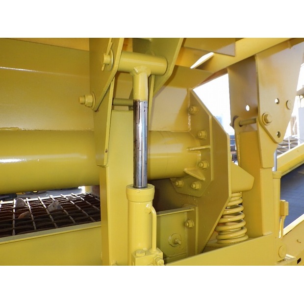 2004 Komatsu BM595F-46697688