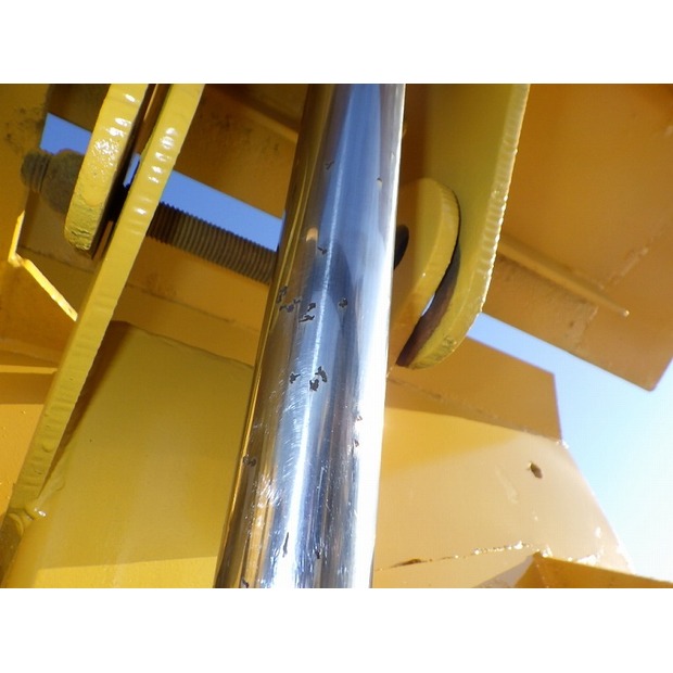 2004 Komatsu BM595F-46697693