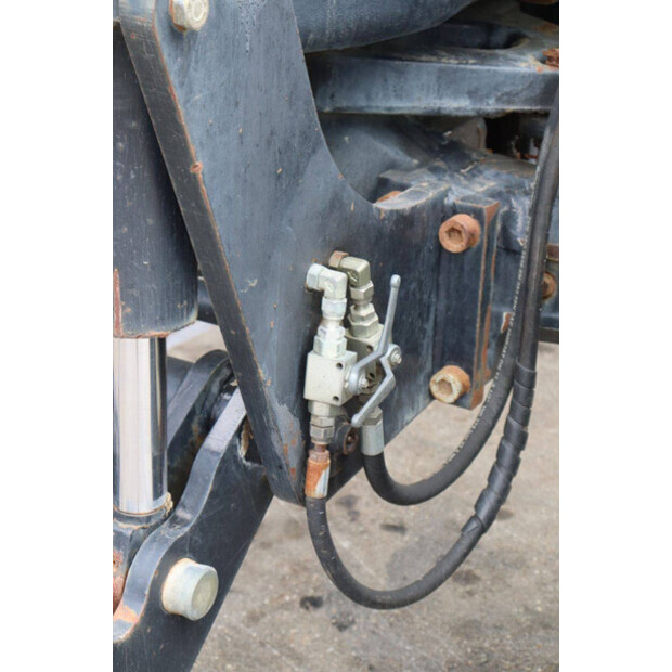 2004 New Holland TM175-46702627