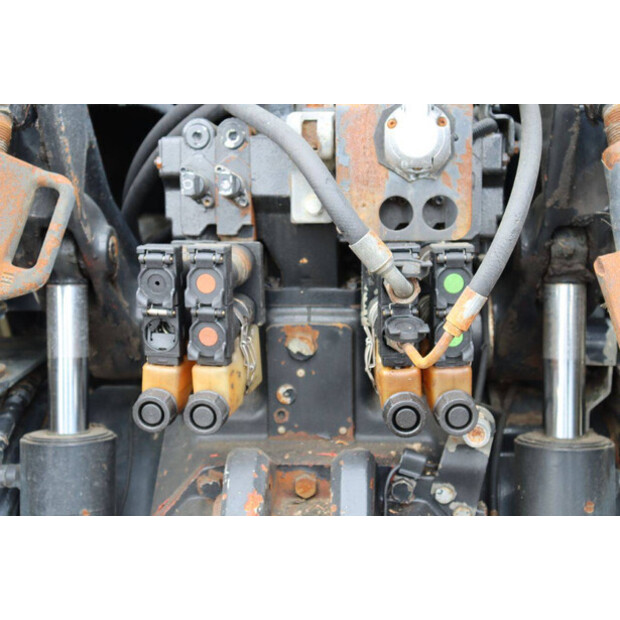 2004 New Holland TM175-46702642