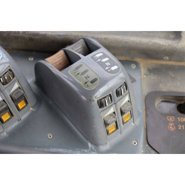 2004 New Holland TM175-46702659