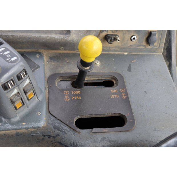 2004 New Holland TM175-46702660