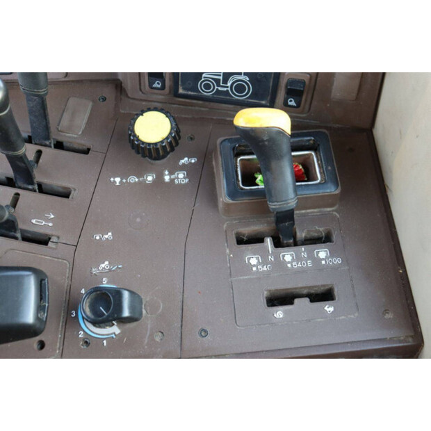 2000 جون دير 6210-46702955