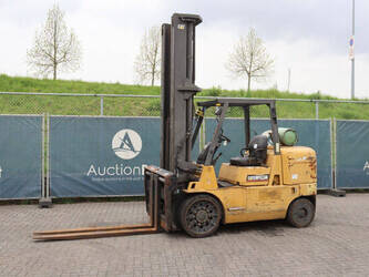 صورة ل رافعات 1999 كاتربيلر GC 60K